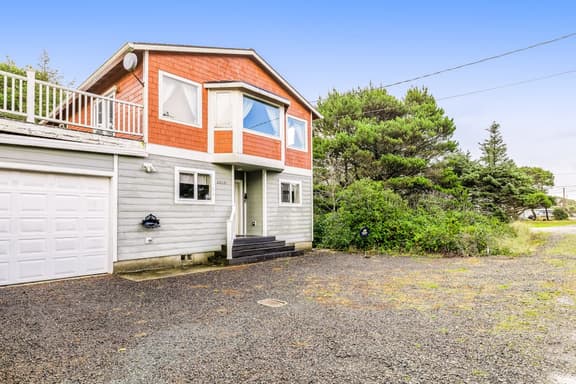 Dog friendly Home with Deck and Enclosed Yard Near Beach Access - Image 1