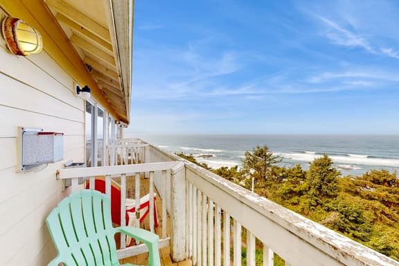 Upper Level Studio with Sweeping Ocean Views Dog Friendly - Image 1