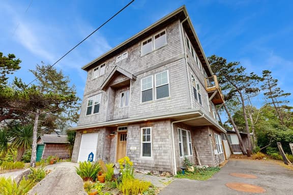 Dog friendly Neskowin Village home with ocean views private hot tub and patio - Image 1