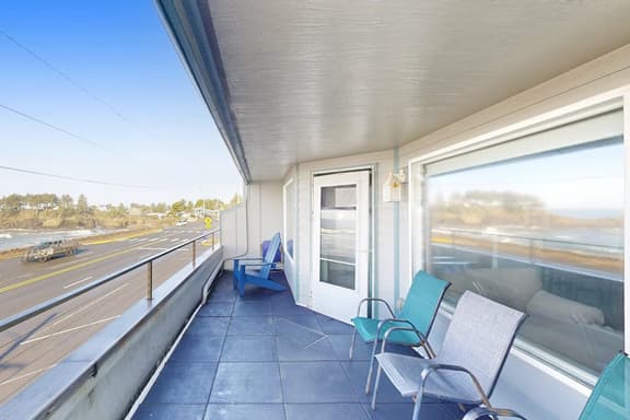 Dog Friendly Waterfront Loft with Seawall and Ocean Views One Block to Harbor - Image 1