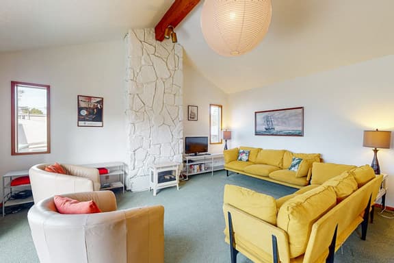 Mid century modern styled home with patio WiFi washer dryer walk to beach - Image 1
