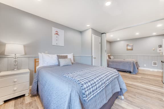 Two Dog Friendly Studios with Full Kitchen and Kitchenette Walk to the Beach - Image 1