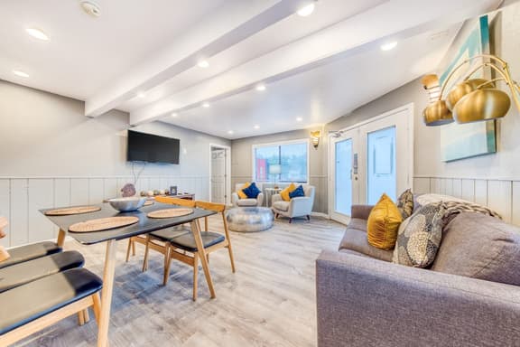 Dog friendly motel with kitchens and kitchenettes and WiFi walk to the beach - Image 1