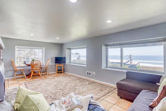 Downstairs Oceanview Hideout with Sweeping Views and Easy Beach Access - Image 1