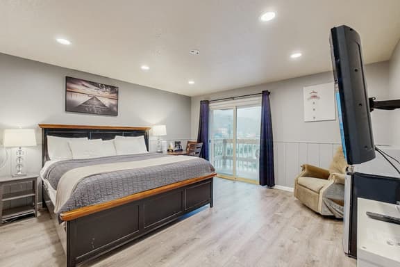Inviting Room Blocks From the Beach and Downtown Dogs Welcome - Image 1