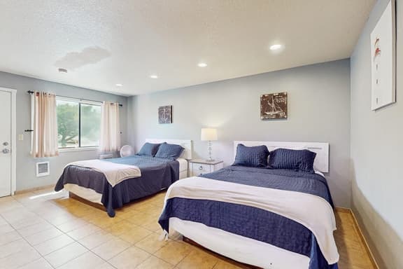 Peaceful Dog Friendly Room with Kitchenette Near the Beach and Downtown - Image 1