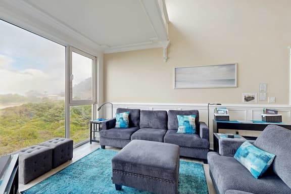 Elegant oceanfront condo with deck and extraordinary views dog friendly - Image 1