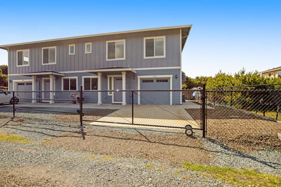 Wonderful duplex with central AC 2 washer dryers 1 minute walk to beach - Image 1