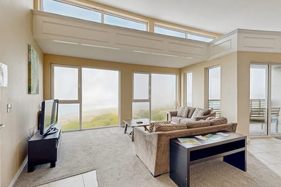 Modern Waterfront Condo Right on the Pacific Ocean Dogs Welcome - Image 1