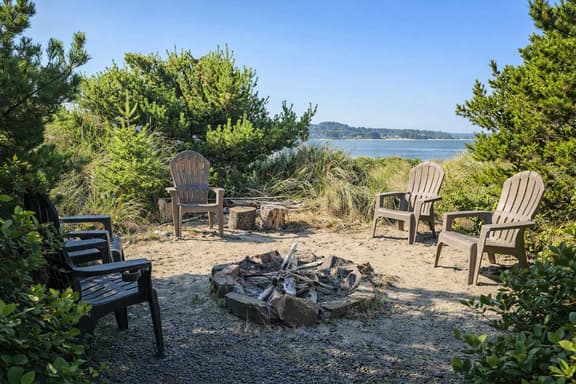 Dog-Friendly Bayfront Escape w/ hot tub, decks & beach access - Image 1