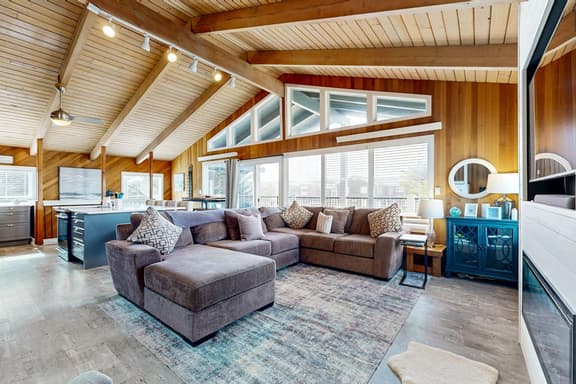 Renovated home near beach access with two kitchens and fireplace dog friendly - Image 1