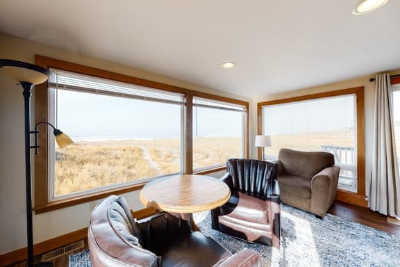Beautiful oceanfront home with a gorgeous view - Image 1