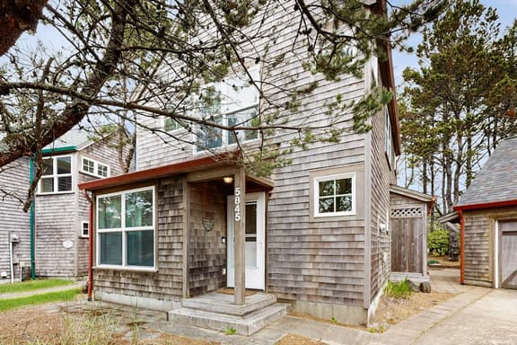 Modern two story dog friendly home located close to beaches and trails - Image 1