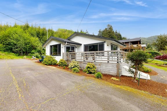 Dog friendly two story home with furnished deck mountain views and foosball table - Image 1