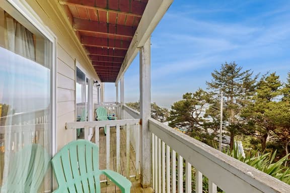 Easy Access Dog Friendly Studio with Ocean Views Short Walk to Beach - Image 1