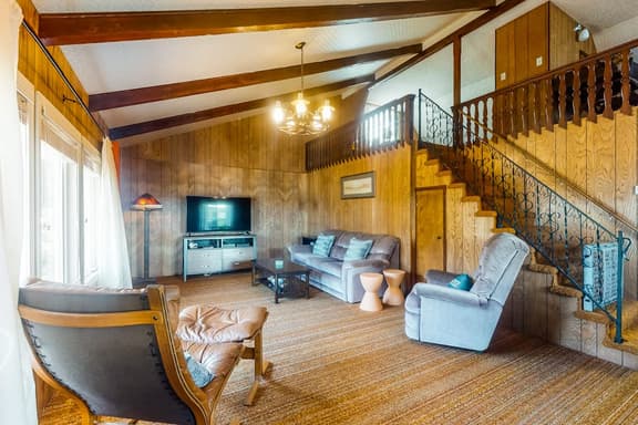 Charming dog friendly getaway with a full kitchen and firepit walk to the beach - Image 1