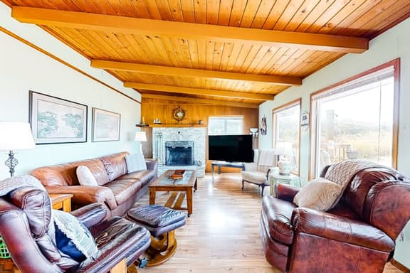 Oceanfront dog friendly home with washer dryer and fireplace - Image 1