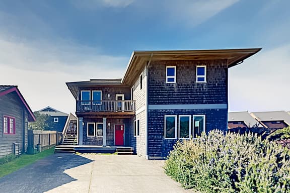Expansive Beach Retreat 2 Decks and Balcony Corner Lot 50 to Ocean - Image 1
