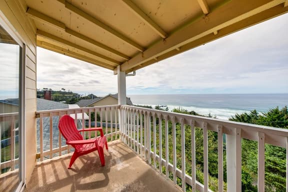 Oceanview Condo with Full Kitchen Balcony Beach Access Nearby - Image 1