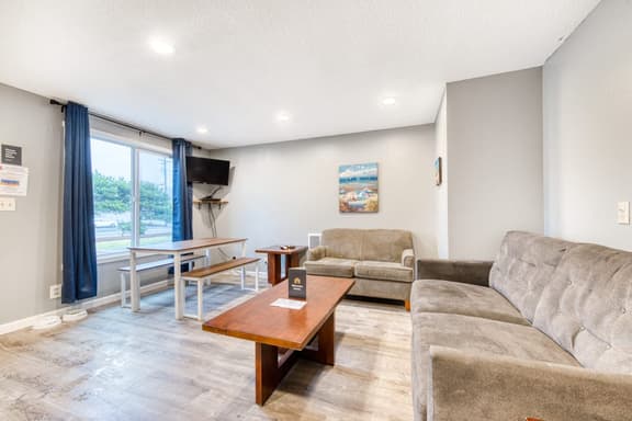 Two Room Combination Close to Downtown and Beach Dogs Welcome - Image 1