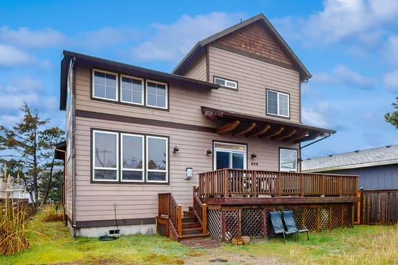 Family friendly home with private hot tub fireplace and BBQ close to beach - Image 1