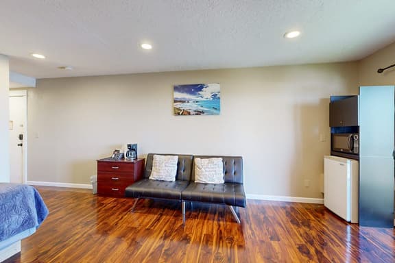 Upper Level Studio WiFi Close to Beach Access Dogs Welcome - Image 1