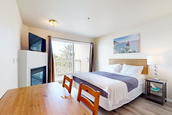 Romance awaits with ocean views and sandy shores at this dog friendly studio - Image 1