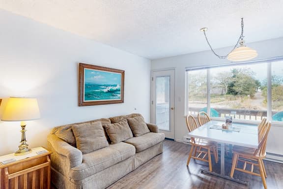 Dog friendly riverfront suite at oceanfront Proposal Rock Inn steps to beach - Image 1