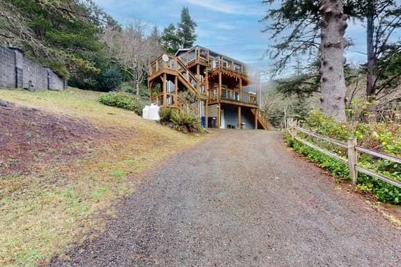 Woodsy retreat near the beach with WiFi washer dryer and gas fireplace - Image 1
