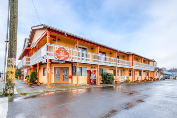 Six Dog Friendly Rooms with Full Kitchens and Kitchenettes Walk to the Beach - Image 1