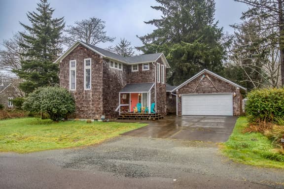 Inviting house near the beach with private hot tub and game room - Image 1