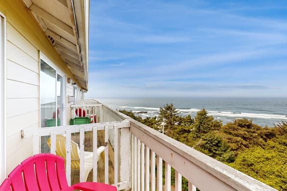 Upper Level Studio with Balcony Dog Friendly and Great Ocean Views - Image 1