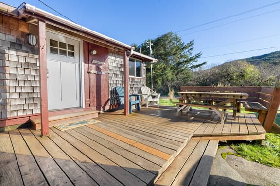 Perfect retreat a block from the beach with hot tub wood stove and dog friendly - Image 1