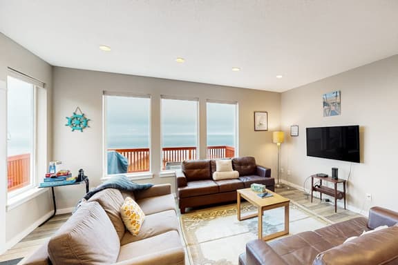 Spacious retreat with beautiful ocean views dog friendly with WiFi patio - Image 1