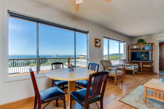 Bright Home with Sweeping Ocean Views and Quiet Location Close to Town - Image 1