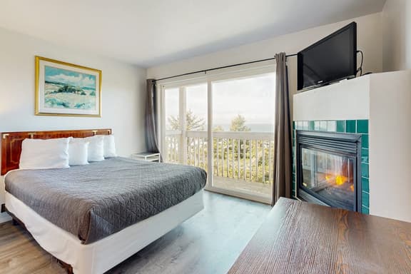 Upper Level Oceanview Studio Near the Beach Free WiFi Dogs Welcome - Image 1