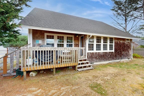 Sunny Beach House with Private Hot Tub Firepit and Tons of Space Dogs OK - Image 1
