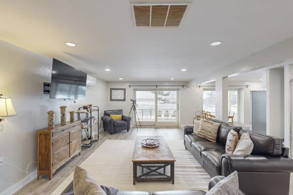 Oceanfront dog friendly home with coastal views telescope walkable location - Image 1