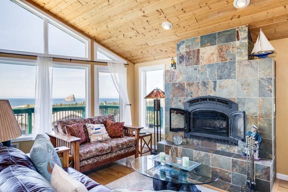 Bright and open hillside home with sprawling ocean views - Image 1