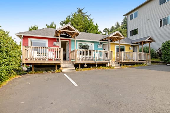 Dog Friendly Cabin near the Beach with Deck Gas Fireplace Kitchenette Free WiFi - Image 1