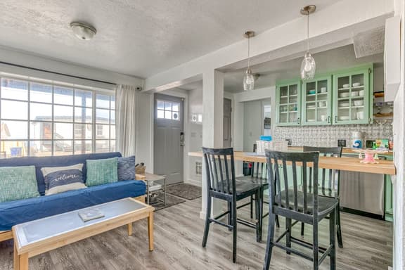 Ground floor condo 1 block from the beach with private patio dog friendly - Image 1