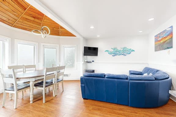 Dog friendly condo with ocean views private balcony and great location - Image 1
