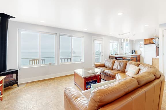 Beautiful and dog friendly ocean views with a private patio - Image 1