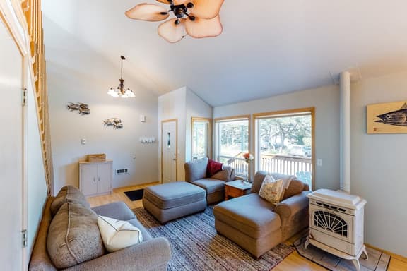 Bright dog friendly home with wrap around deck just steps from beach - Image 1