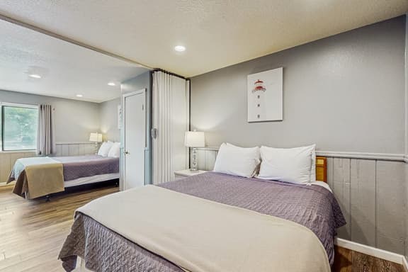 Charming Dog Friendly Room with Kitchenette Near the Beach and Downtown - Image 1