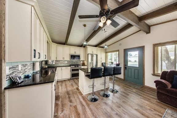 Snazzy home near the beach with private hot tub patio and grill - Image 1