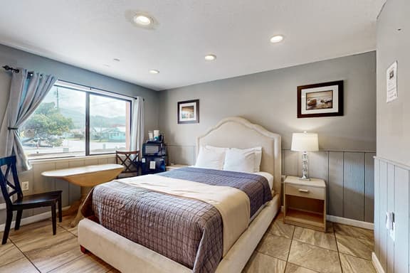 Charming Dog Friendly Room with Kitchenette Walk to Downtown and the Beach - Image 1