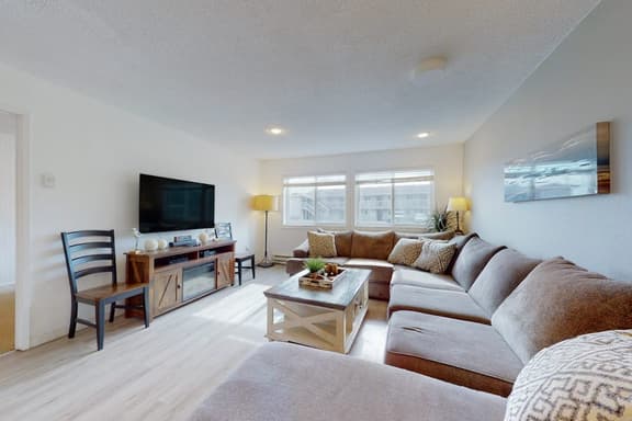 Dog friendly beach house with two full kitchens a private hot tub and Ping Pong - Image 1