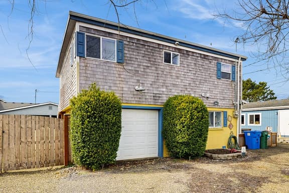 Charming modern home close to the beach with full kitchen WiFi and large deck - Image 1
