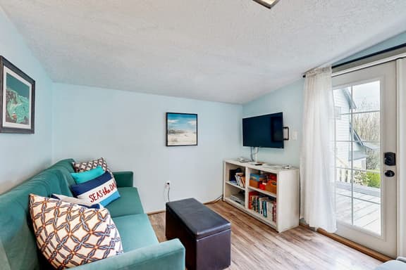 Charming house with full kitchen and yard near the beach dogs OK - Image 1